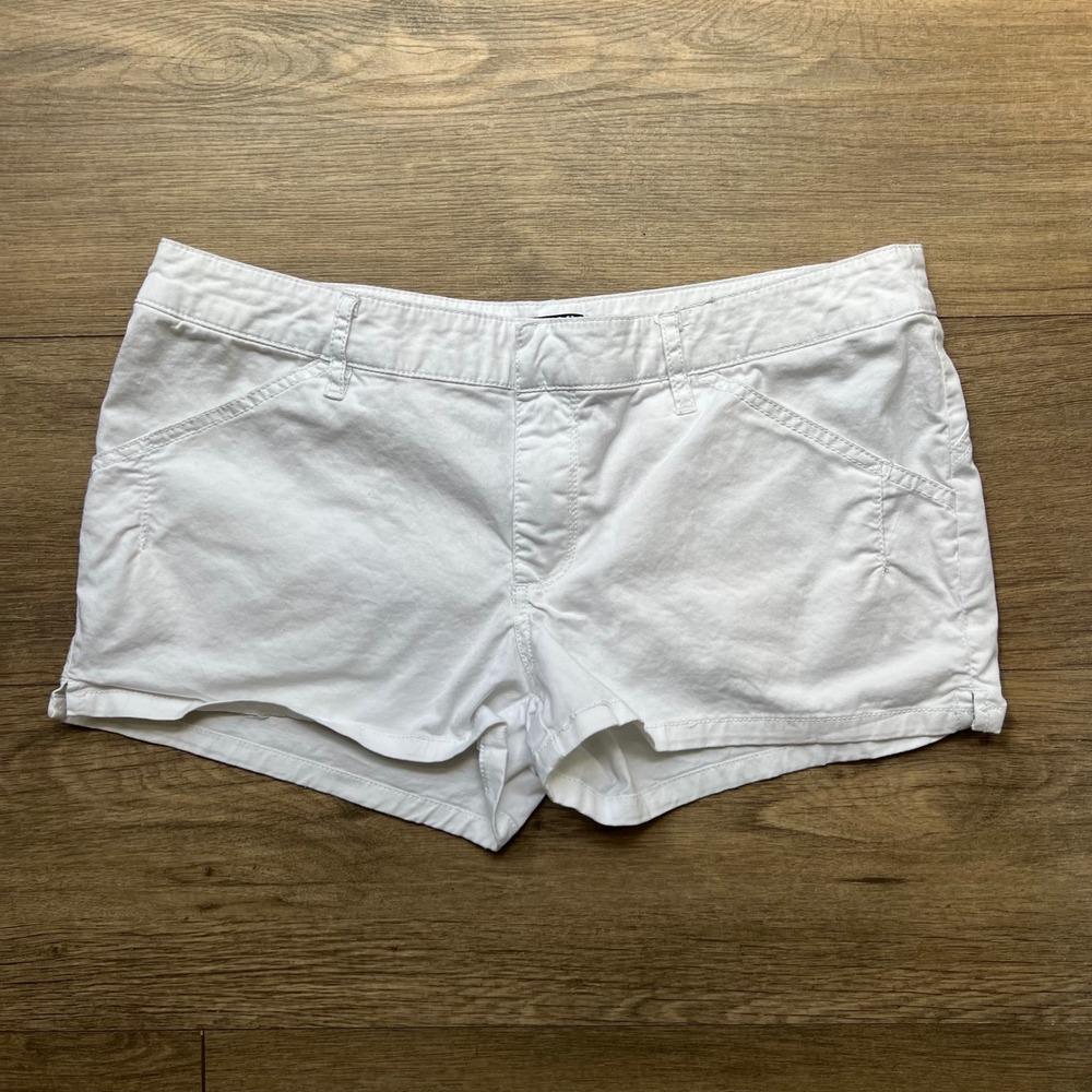 Roxy White Casual Shorts Size 11 Girls/Juniors Low Rise Skater Pacsun Hem